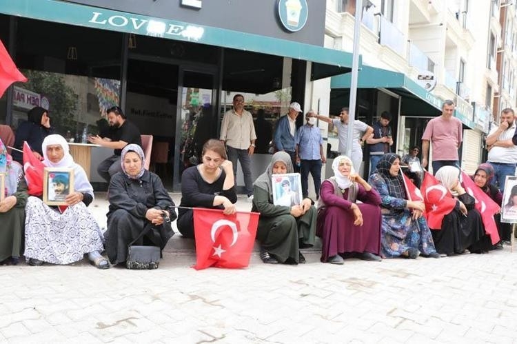 Kızı dağa kaçırılan anne: Silah yerine kalem alın