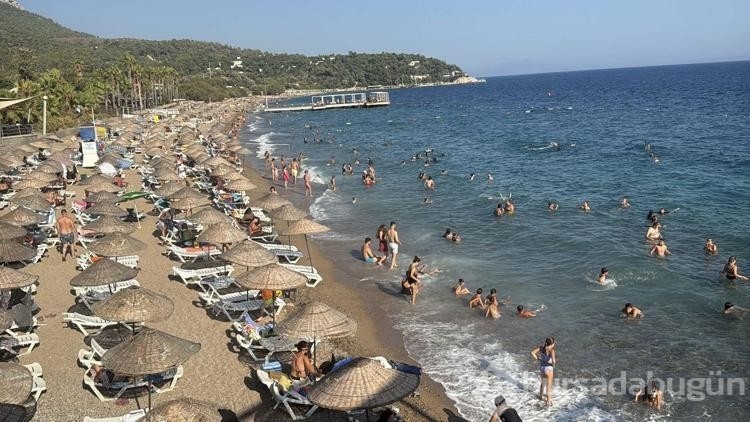 Bodrum'da turistlerin deniz keyfi