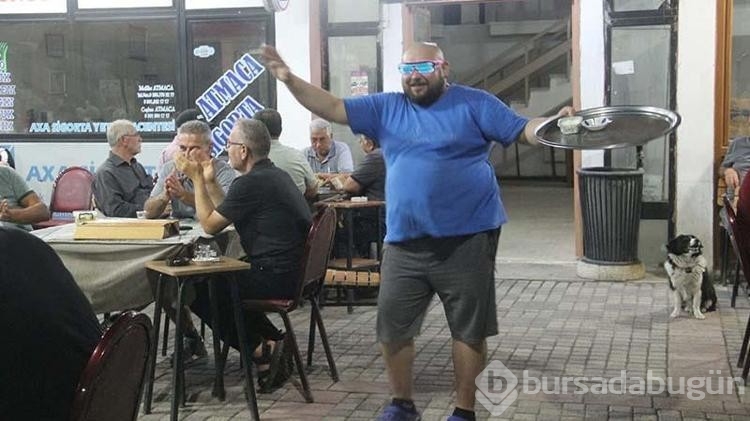 Çay dağıtırken yaptığı danslarla fenomen oldu