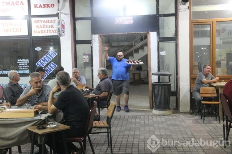 Çay dağıtırken yaptığı danslarla fenomen oldu
