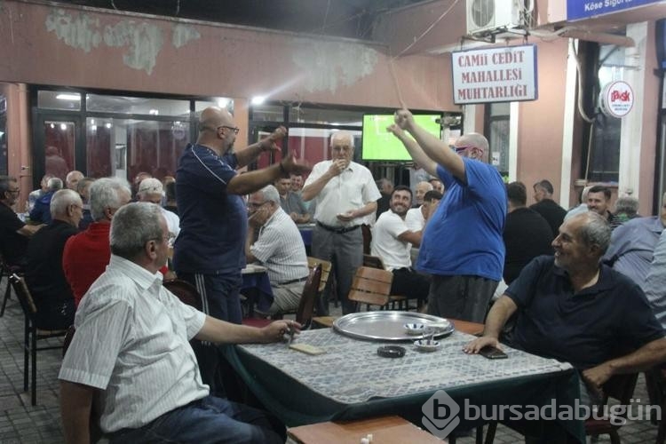 Çay dağıtırken yaptığı danslarla fenomen oldu