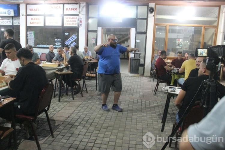 Çay dağıtırken yaptığı danslarla fenomen oldu