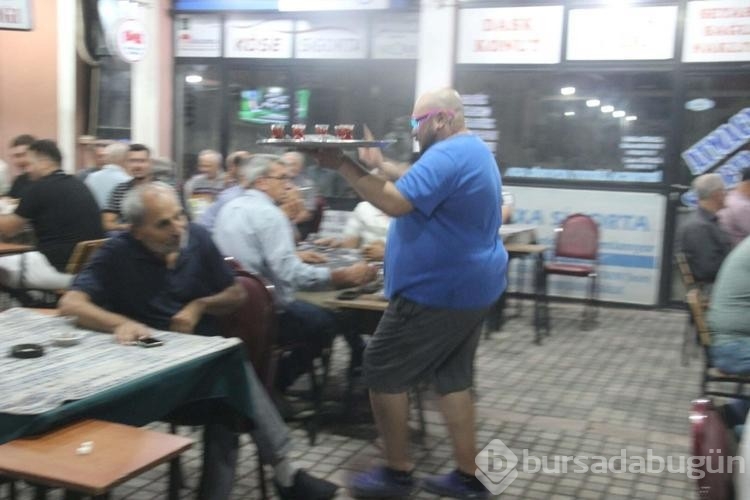 Çay dağıtırken yaptığı danslarla fenomen oldu