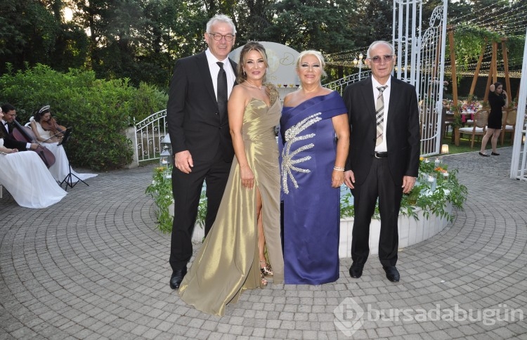 Berre Özkan ve Orkun Cantürk evliliğe ilk adımı attı!
