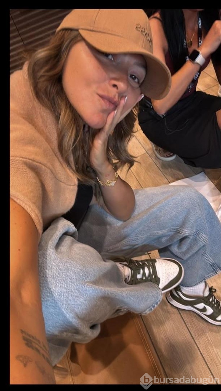 Hadise sefie fotoğraflarını ardı adına paylaştı