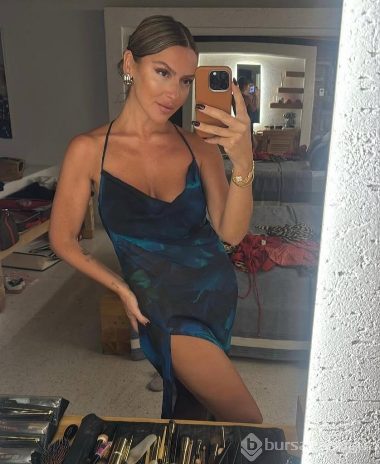 Hadise sefie fotoğraflarını ardı adına paylaştı