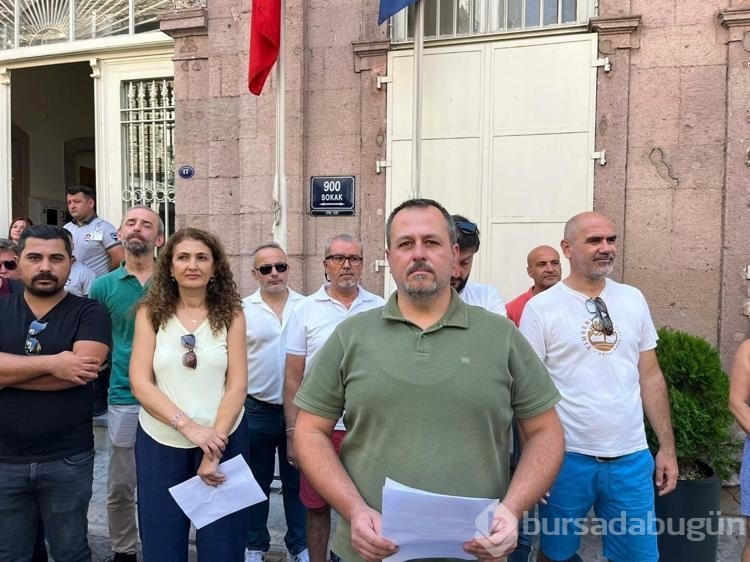 İzmir'de, kooperatif mağdurlarından 'mezar taşı' dövizli eylem