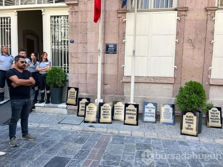 İzmir'de, kooperatif mağdurlarından 'mezar taşı' dövizli eylem