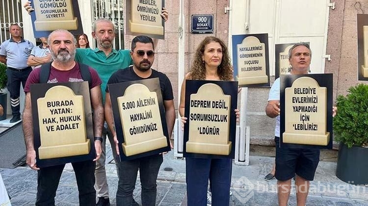 İzmir'de, kooperatif mağdurlarından 'mezar taşı' dövizli eylem