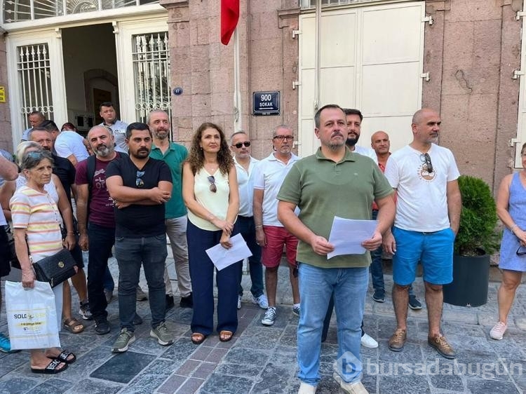 İzmir'de, kooperatif mağdurlarından 'mezar taşı' dövizli eylem