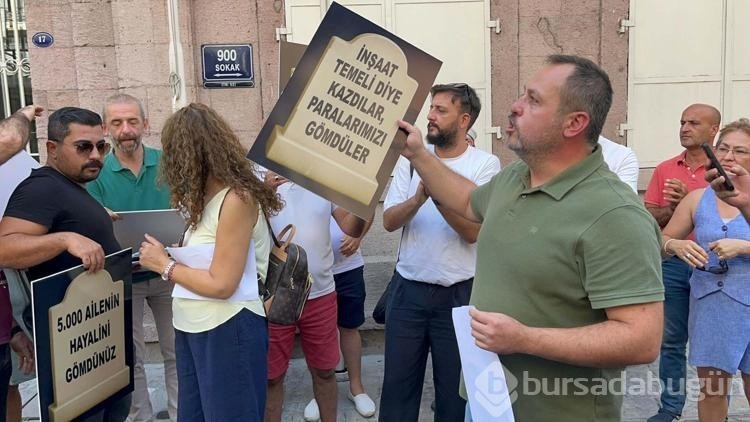 İzmir'de, kooperatif mağdurlarından 'mezar taşı' dövizli eylem