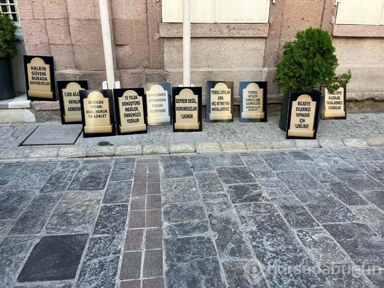 İzmir'de, kooperatif mağdurlarından 'mezar taşı' dövizli eylem