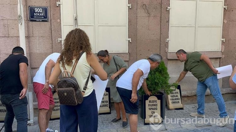 İzmir'de, kooperatif mağdurlarından 'mezar taşı' dövizli eylem