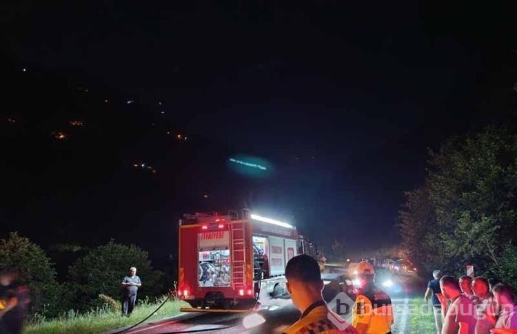 Seyir halindeki araç alev alıp yandı
