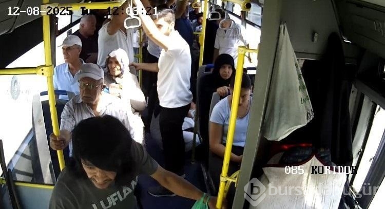 Otobüs şoförü fenalaşan yolcusunu hastaneye ulaştırdı