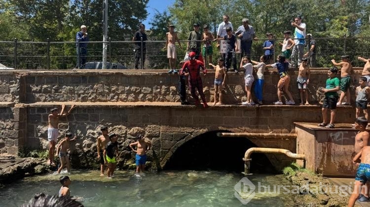 Türkiye'yi örümcek adam kostümüyle gezdi! Çocuklarla havuza girdi