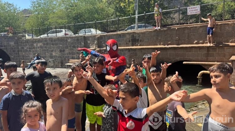 Türkiye'yi örümcek adam kostümüyle gezdi! Çocuklarla havuza girdi