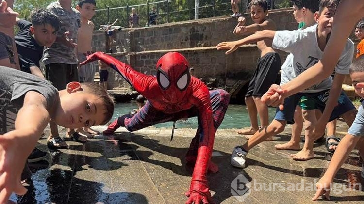 Türkiye'yi örümcek adam kostümüyle gezdi! Çocuklarla havuza girdi