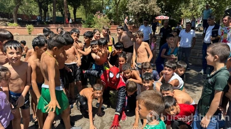 Türkiye'yi örümcek adam kostümüyle gezdi! Çocuklarla havuza girdi