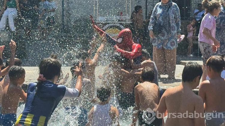 Türkiye'yi örümcek adam kostümüyle gezdi! Çocuklarla havuza girdi