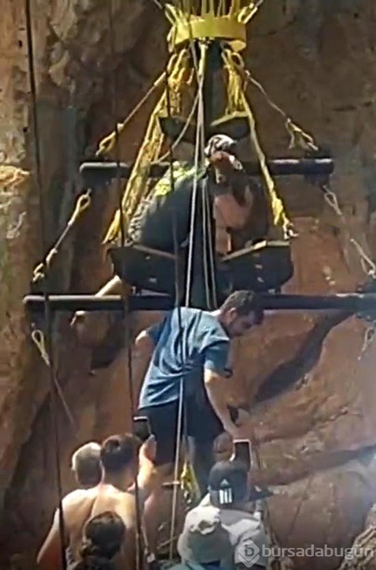 3 gündür kayalıkta mahsur olan keçiyi tekneciler kurtardı