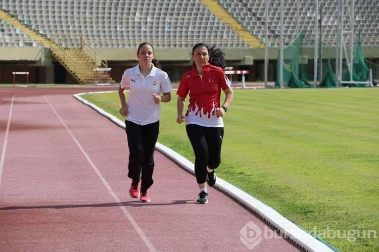 Küçük yaşta atletizme başlayan anne şimdi kızıyla yarışlara hazırlanıyor