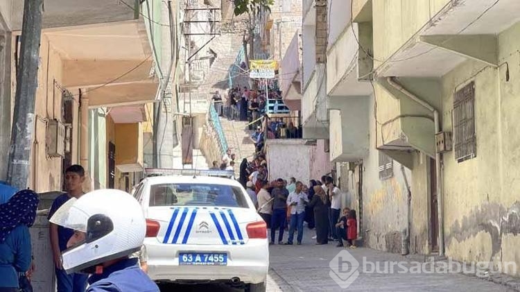 Anne ve babası evde ölü bulundu kızları ise aranıyor