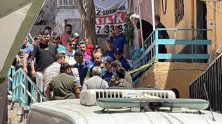 Anne ve babası evde ölü bulundu kızları ise aranıyor