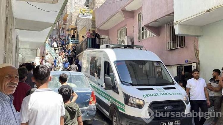 Anne ve babası evde ölü bulundu kızları ise aranıyor