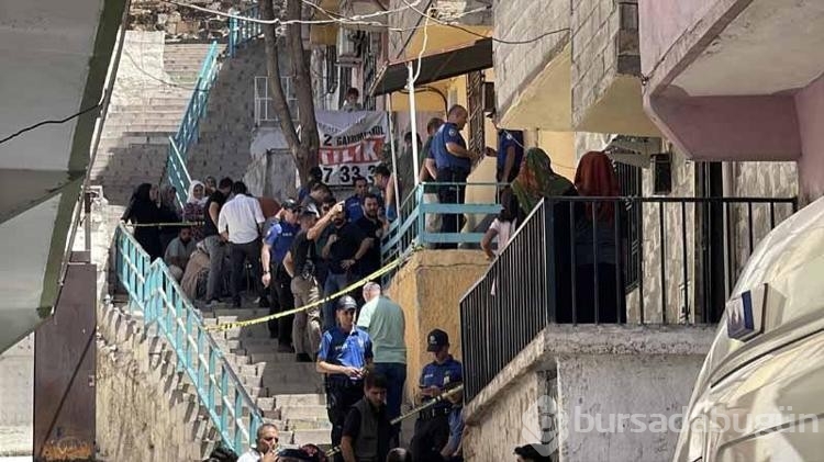 Anne ve babası evde ölü bulundu kızları ise aranıyor
