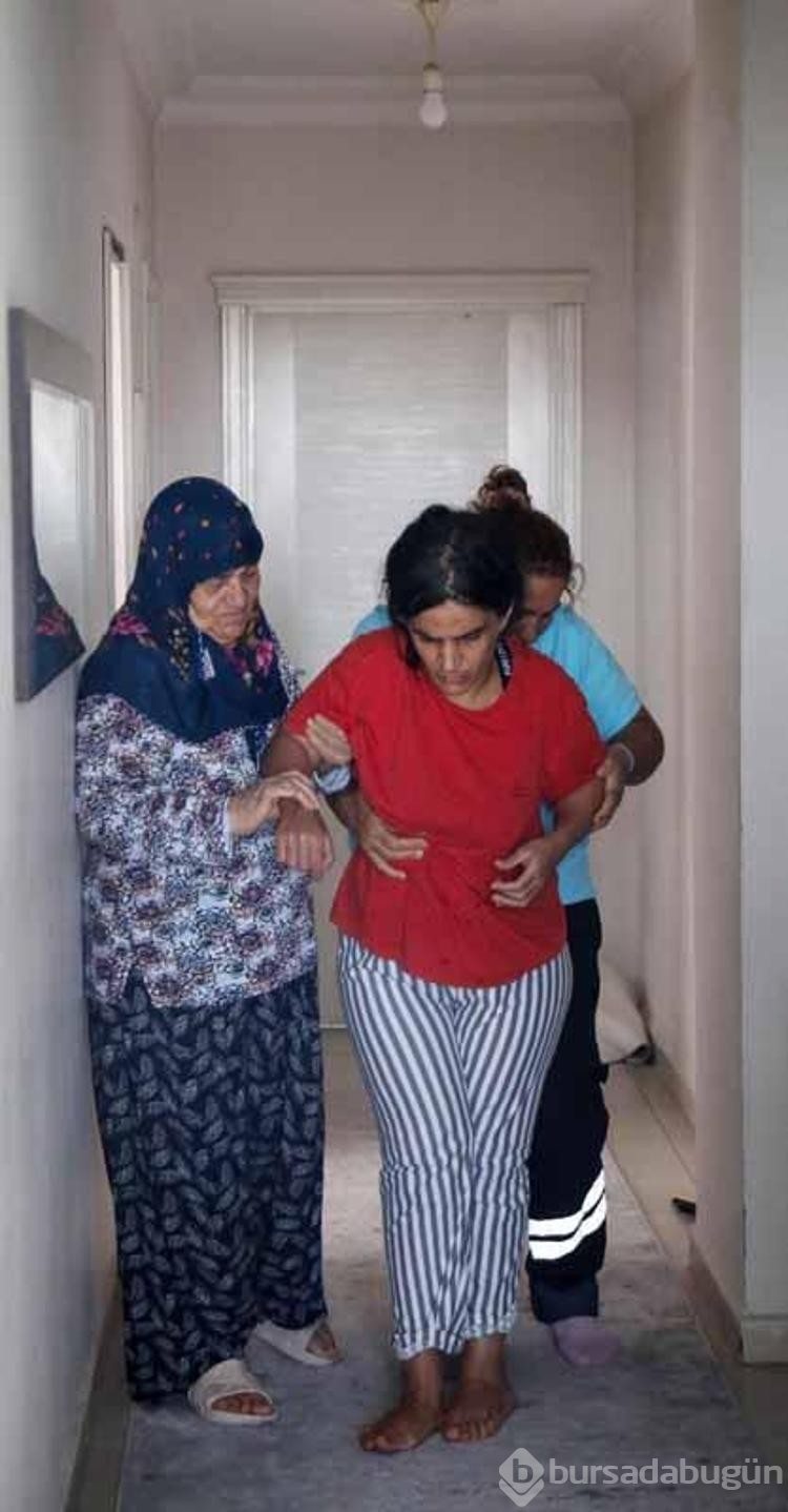 Yürüyebilmek için destek bekleyen Leyla'nın sokağı izlediği pencere dünyası oldu