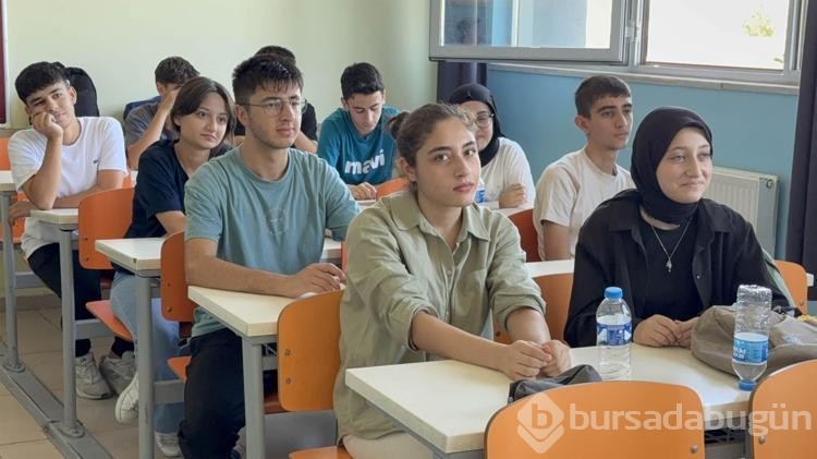 Gönüllü öğretmenler üniversiteye hazırlanan öğrenciler için bir araya geldiler