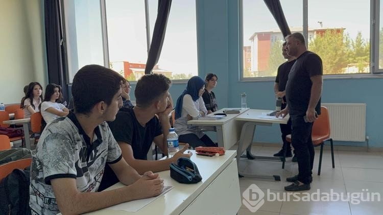 Gönüllü öğretmenler üniversiteye hazırlanan öğrenciler için bir araya geldiler