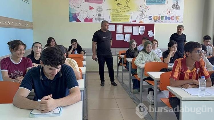 Gönüllü öğretmenler üniversiteye hazırlanan öğrenciler için bir araya geldiler