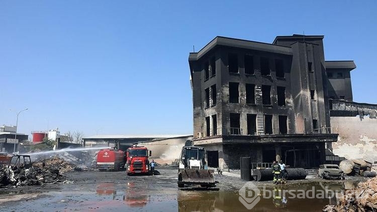 Yanan geri dönüşüm fabrikasında hasar görüntülendi