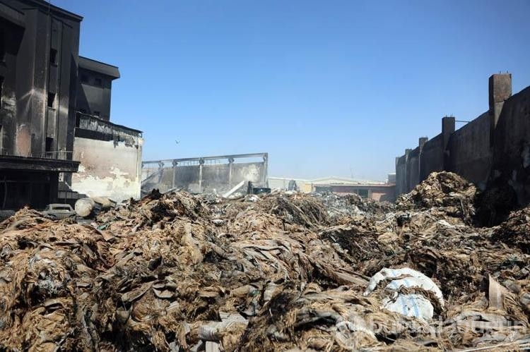 Yanan geri dönüşüm fabrikasında hasar görüntülendi