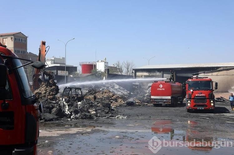 Yanan geri dönüşüm fabrikasında hasar görüntülendi