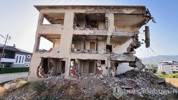 Çökme riski bulunan bina mahalleliyi tedirgin ediyor