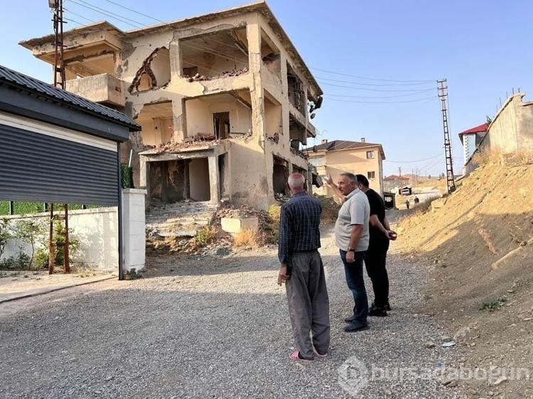 Çökme riski bulunan bina mahalleliyi tedirgin ediyor