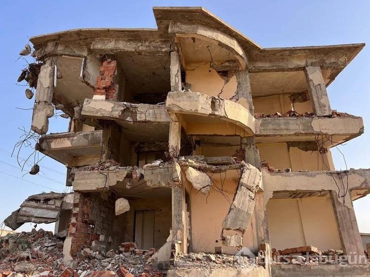 Çökme riski bulunan bina mahalleliyi tedirgin ediyor