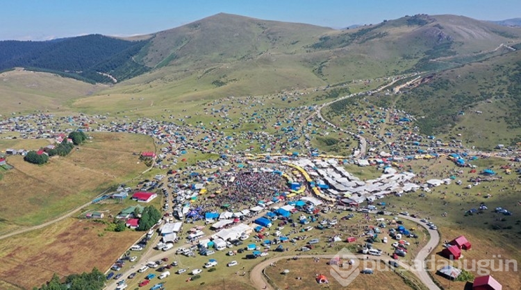 Hem türbesi, hem manzarası var: Bu yayla bulutlara komşuluk yapıyor! Turistler akın ediyor...