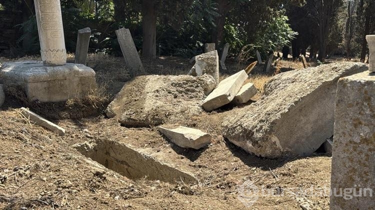 Tekirdağ'da defineciler, 18'inci yüzyıla ait mezarı tahrip etti