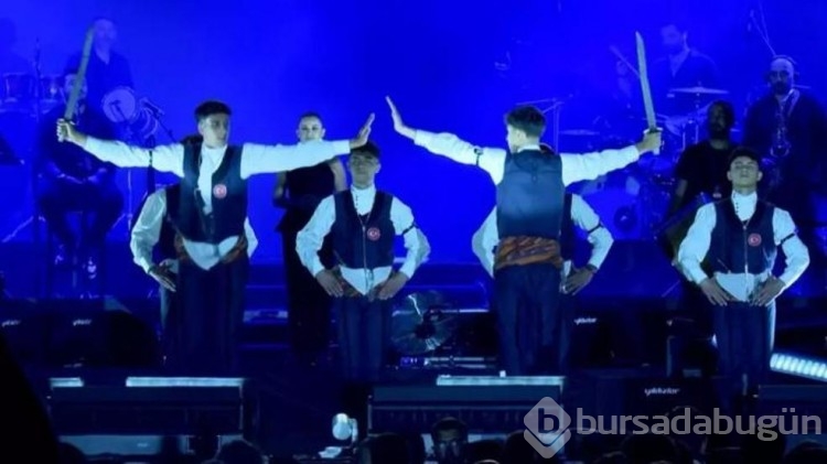 Merve Özbey Erzurum'da binlerce kişiye konser verdi