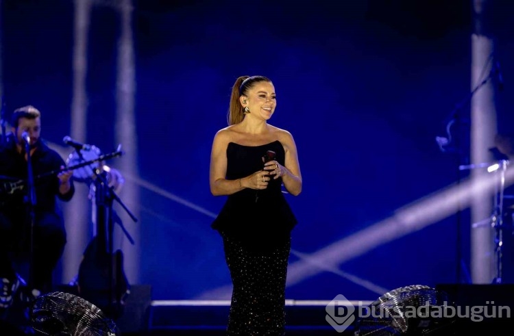 Merve Özbey Erzurum'da binlerce kişiye konser verdi