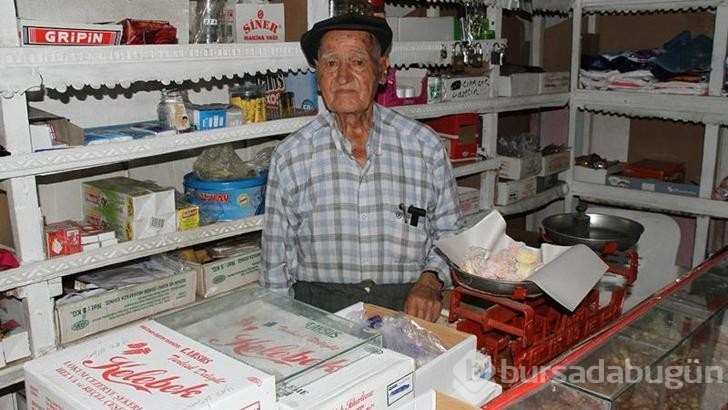 90 yaşındaki 'Garip Dede', yarım asırdır bakkal işletiyor