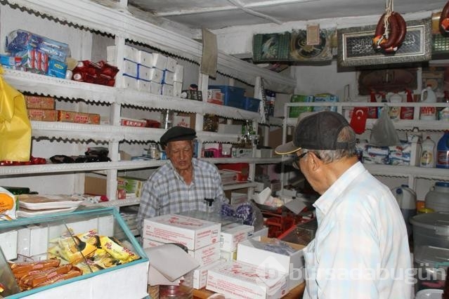 90 yaşındaki 'Garip Dede', yarım asırdır bakkal işletiyor