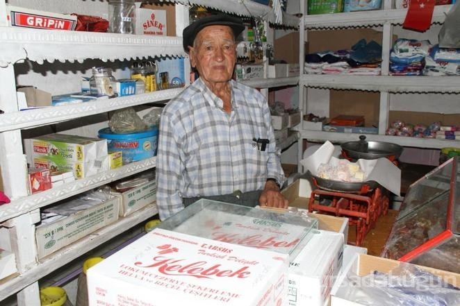 90 yaşındaki 'Garip Dede', yarım asırdır bakkal işletiyor