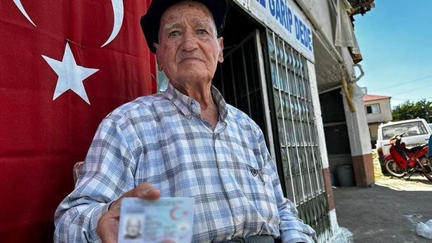 90 yaşındaki 'Garip Dede', yarım asırdır bakkal işletiyor
