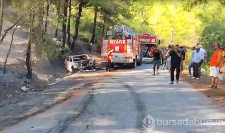 Park halindeki otomobilde çıkan yangın ormana da sıçradı