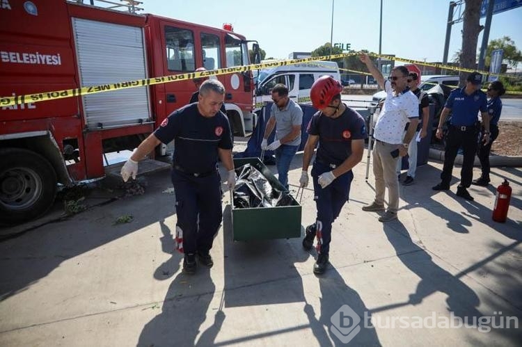 Ağaca çarpan sürücü otomobiline sıkışıp yaşamını yitirdi
